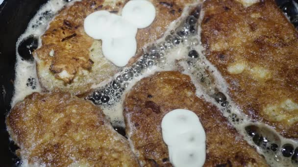 Добавление Майонеза Кетчупа Жареному Хлебу Яйце Вкусная Нездоровая Концепция Питания — стоковое видео