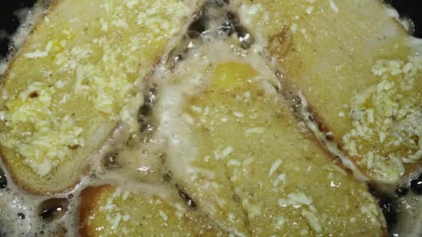 Trozos Pan Blanco Empapado Huevos Pollo Queso Frito Una Sartén — Vídeos de Stock