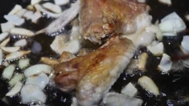 Kanatları soğanla karıştırmak, makro..