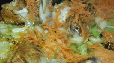 Tavada kanatlar ve doğranmış sebzeler.