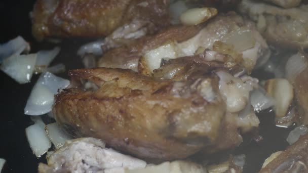 Ketchup Chicken Wings Mit Gehackten Zwiebeln Und Knoblauch Hinzufügen Einer — Stockvideo