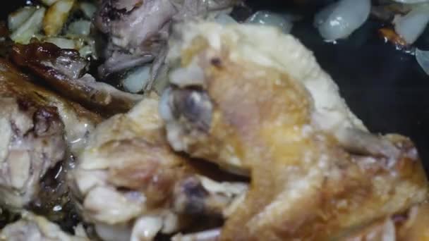 Chicken Wings Mit Gehackten Zwiebeln Und Knoblauch Kochendem Sonnenblumenöl Einer — Stockvideo