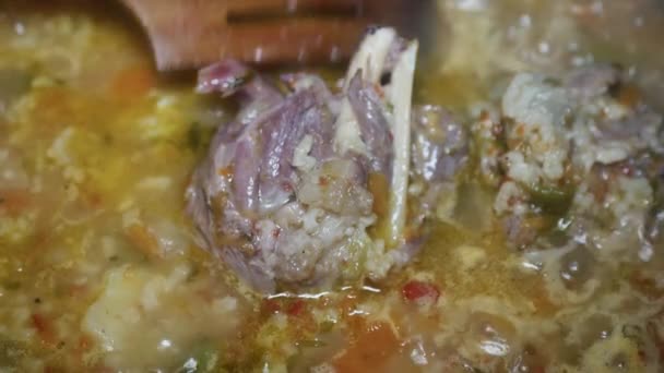 Gotująca Się Zupa Mięsa Jagnięcego Kością Ryżem Zbliżenie — Wideo stockowe