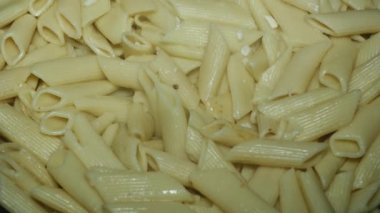 Makarnaya doğranmış peynir ekle, yakın plan..