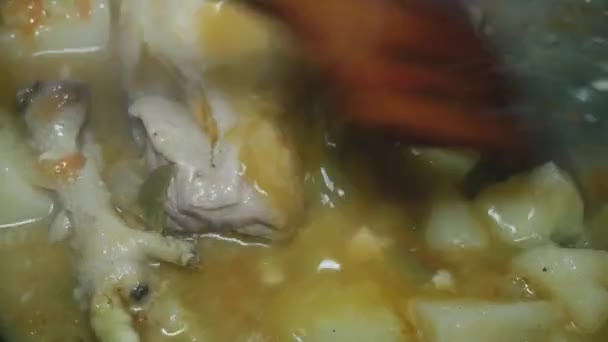 Holzlöffel Rührt Die Sauce Mit Kartoffeln Hühnerfüßen Und Hühnerrücken — Stockvideo