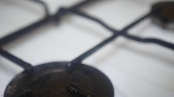 Gaz Sobasının Ocağındaki Mutfaktaki Yanan Gazın Yakın Plan Çekimi — Stok video