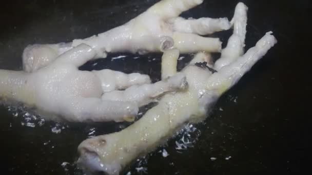 Patas Pollo Con Garras Cortadas Aceite Hirviendo Una Sartén Primer — Vídeo de stock