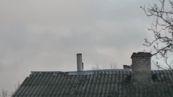 Tijdspanne Van Zwevende Wolken Een Oud Leistenen Dak Met Schoorstenen — Stockvideo