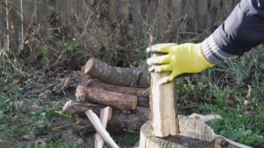 Elinde baltayla odun kesen adam, kışa hazırlanıyor..