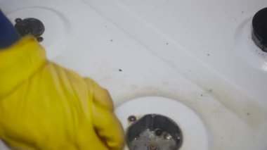  Beyaz bir gaz sobasını süngerle temizliyorum, yakın plan..