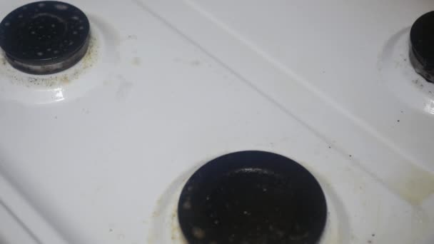 Limpeza Fogão Gás Sujo Com Uma Esponja Após Uso — Vídeo de Stock