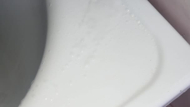 Uma Mão Enluvada Limpa Borda Banheira Com Uma Esponja Close — Vídeo de Stock