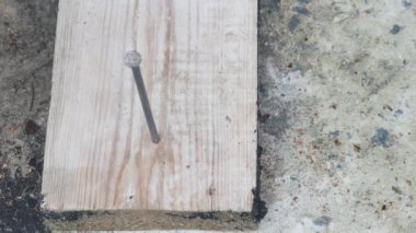 Penseyle tahtadan çivi çıkarıyorum.