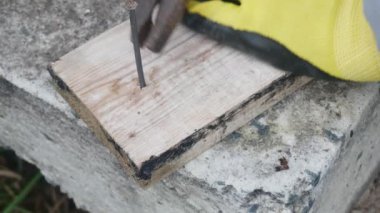 Penseyle tahtadaki çiviyi söküyorum, merdivenlere yakın plan.