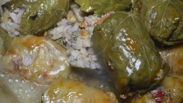 卷心菜卷和卷心菜卷在带有米和肉的葡萄叶中 — 图库视频影像