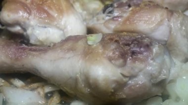 Kızartma tavasında soğan ve sarımsakla yağda kızartılmış tavuk budu, makro.