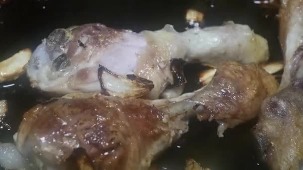 Spoon Stirs Chicken Drumsticks Onion Garlic Frying Pan — Vídeo de stock