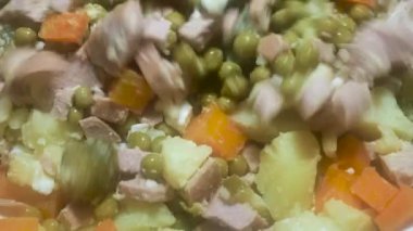 Bir kaşık mayonezsiz salata karıştırır, eski Sovyetler Birliği ülkelerinde popüler, (Olivier salatası)