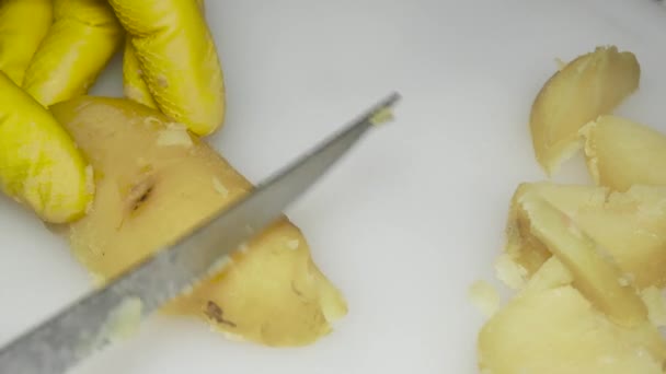 Hand Cook Knife Cuts Boiled Potatoes — Stockvideo