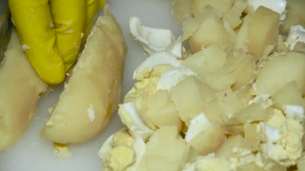 用刀割煮土豆的厨师的手 放在切菜板上 宏观的 — 图库视频影像