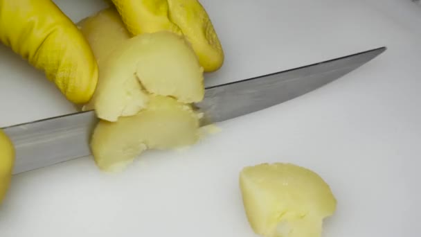 Hand Knife Cuts Boiled Potatoes — Stock video