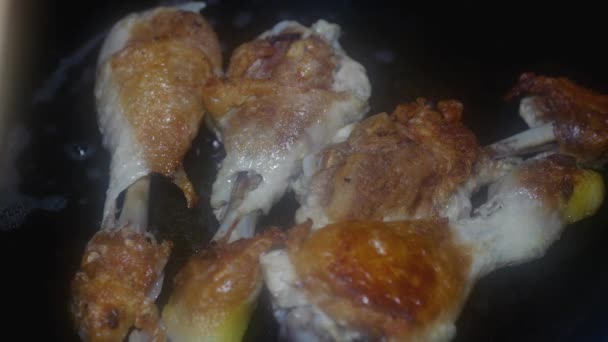 Adding Chopped Onion Frying Pan Chicken Drumsticks Appetizing Crust — Vídeo de stock