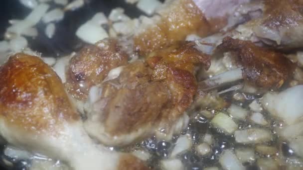 Appetizing Chicken Drumsticks Onions Frying Pan Top View Macro — Vídeo de stock