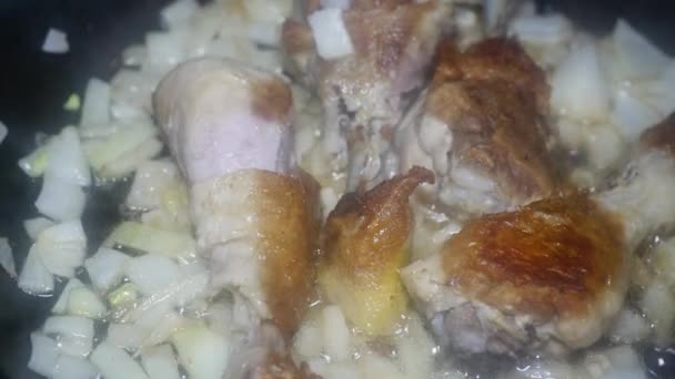 Chicken Drumsticks Delicious Crust Fry Chopped Onions Pan Close — Vídeo de stock