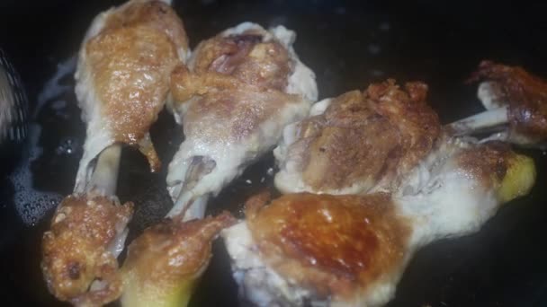 Chicken Drumsticks Appetizing Crust Fried Frying Pan Close — Stock video