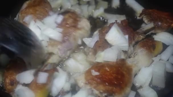 Spoon Mixes Chopped Onion Chicken Drumsticks Delicious Crust — Vídeo de Stock
