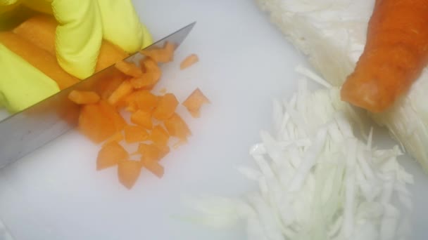 調理人の手がナイフで切断板にニンジンを切り — ストック動画