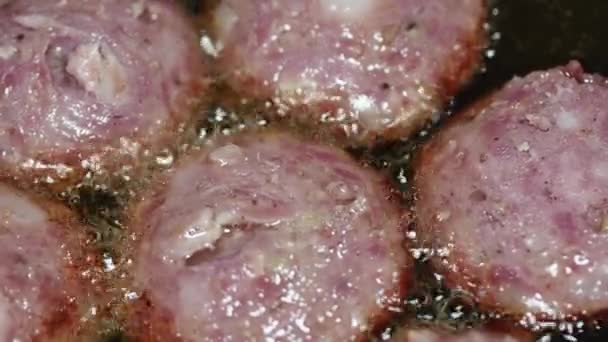 Macro Video Sliced Sausage Frying Frying Pan — Stockvideo