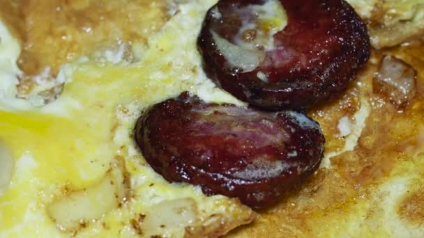 Hot Omelet Eggs Sliced Fried Sausage Crust Macro — Stock Video