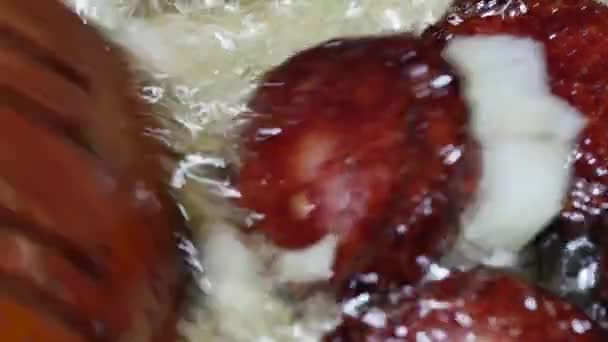 Макровідео Нарізаної Ковбаски Скоринкою Цибулею Смажать Киплячій Олії Сковороді — стокове відео