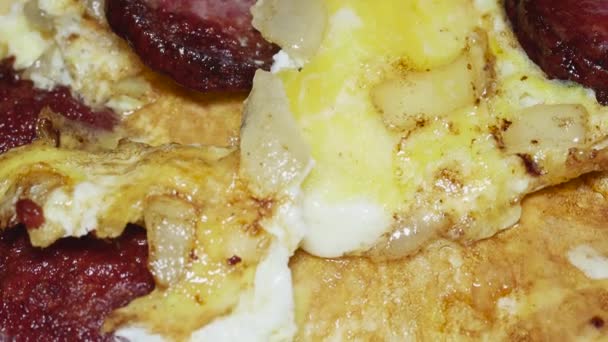 Omelette Eggs Sliced Fried Sausage Crust Macro — Stock Video
