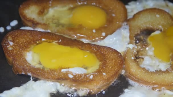 Αυγό Ψωμί Τηγάνισμα Ηλιέλαιο Ένα Τηγάνι Close — Αρχείο Βίντεο