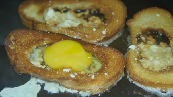 Adding Eggs Roasted Bread Frying Pan — Vídeos de Stock
