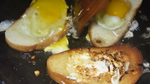 Κουτάλι Γυρίζει Πάνω Κομμάτια Ψωμί Αυγό Ένα Τηγάνι — Αρχείο Βίντεο