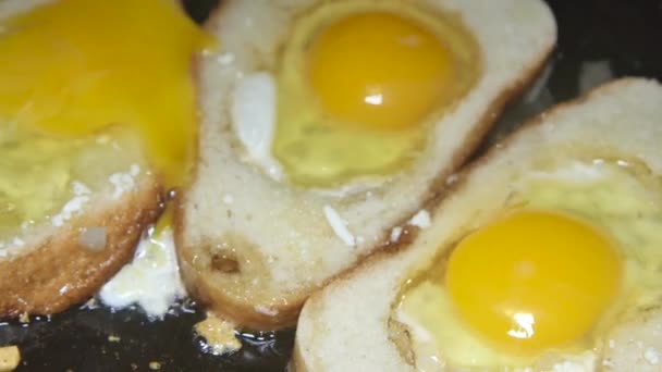 3枚の卵パンをフライパンのひまわり油で揚げクローズアップ — ストック動画