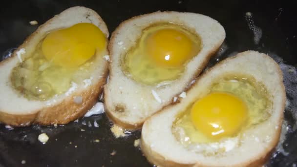 Three Pieces Egg Bread Fried Sunflower Oil Frying Pan — Vídeos de Stock