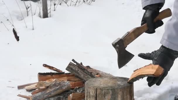 Gloved Hand Misses Log Snowy Yard Slow Motion — ストック動画