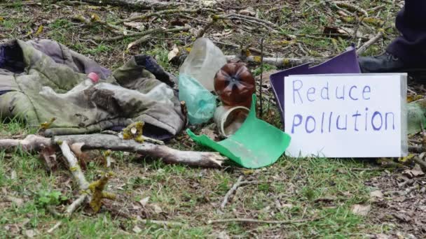 Ekolog Dává Plastové Odpadky Lesní Mýtiny Pytle Odpadky — Stock video
