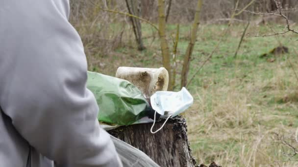 Ekolog Dává Plastový Odpad Povrchu Pařezu Pytle Odpadky Pozadí Lesa — Stock video