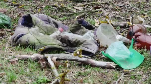 Гойдалка Аркуша Паперу Гілці Написом Зменшує Забруднення Над Сміттям Лісі — стокове відео