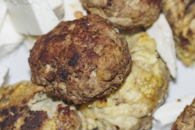 Ev yapımı pirzola ve beyaz peynir tabakta..