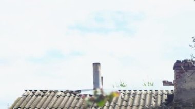  Hızla hareket eden bulutların bacaları olan eski bir çatıdan geçişi.