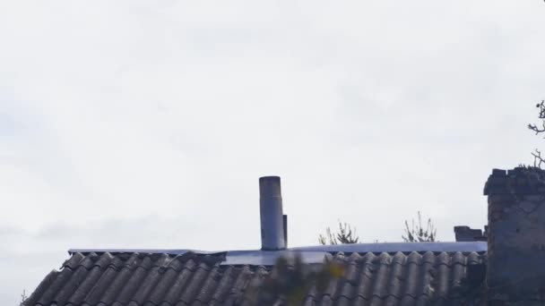 Zeitraffer Der Schnellen Bewegung Schöner Wolken Über Einem Alten Dach — Stockvideo