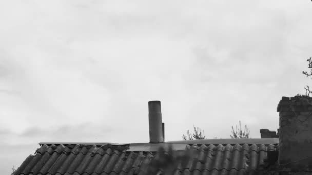 Timelapse Van Snelle Beweging Van Witte Wolken Een Oud Dak — Stockvideo