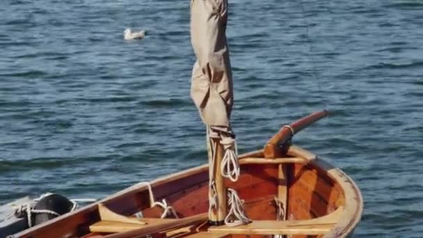 Ein Hölzernes Gebundenes Segelboot Schaukelt Meer — Stockvideo