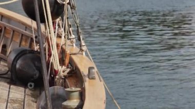 Denizde eski bir yelkenli geminin sancak tarafında..